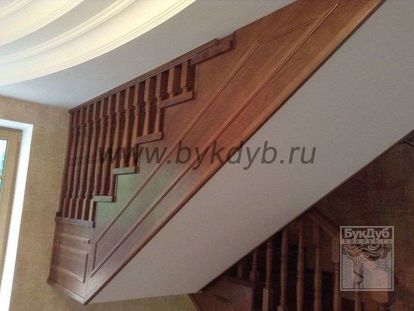 Лестница для загородного дома, обшивка дубом