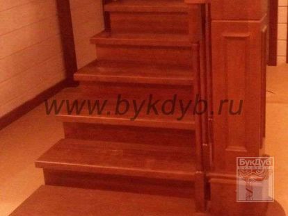 Закрытая лестница из массива дуба с резьбой