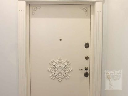 Белая дверь из массива ореха с резьбой на Крестовском острове