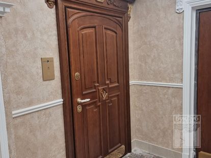 Входные металлические двери с декоративными элементами из массива в ЖК