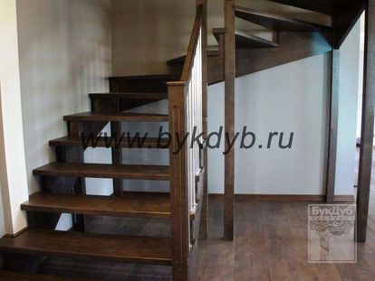Открытая забежная лестница из массива дуба на косоурах