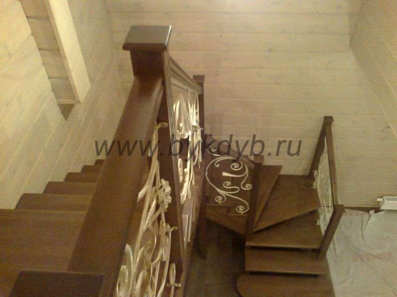 Лестница из массива дуба с ковкой Лестница из массива дуба с ковкой